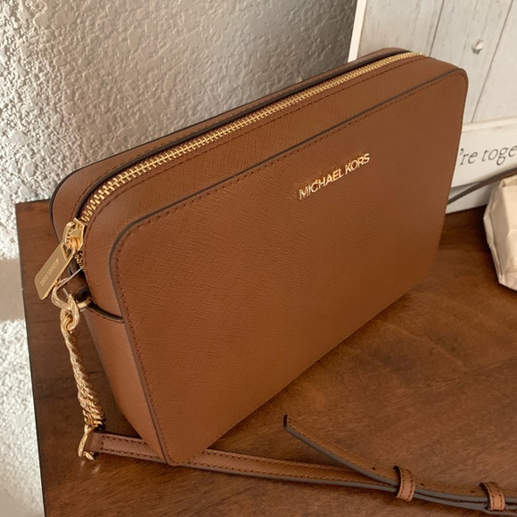 HP😍  New mk😍 large ew crossbody - Picture 2 of 8